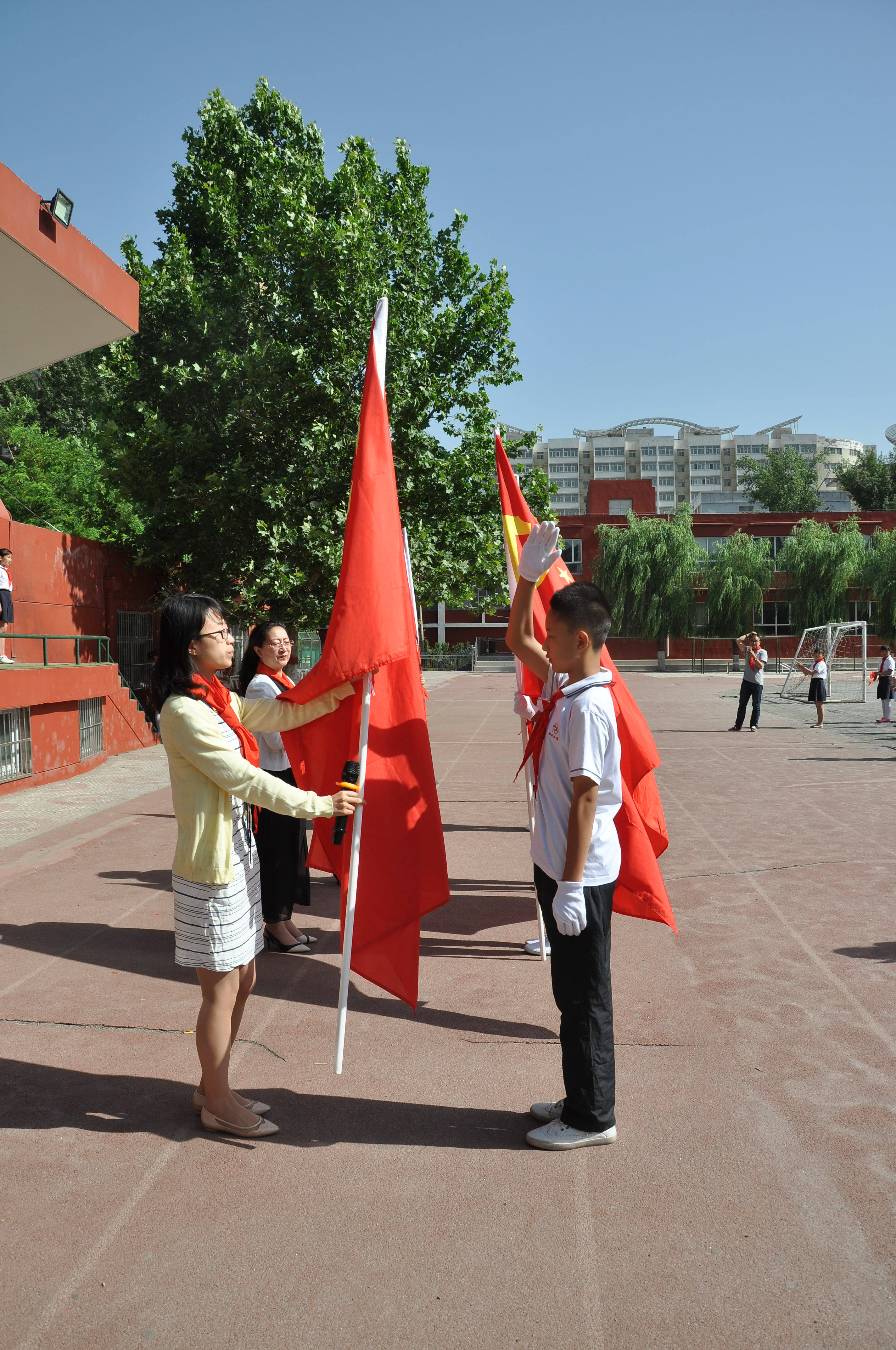 【直通校园】红领巾迈向新时代—杏花岭区虹桥小学举行一年级新队员