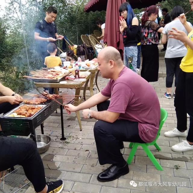 大手牽小手戶外親子燒烤活動都江堰市大風車幼兒園火了