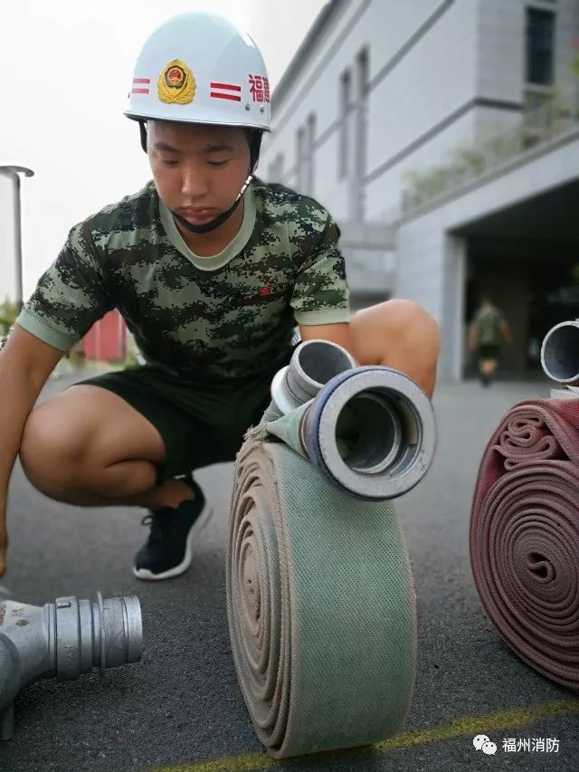 "90后消防员的背"当事人找到了!他的这句话比照片还让人心疼!