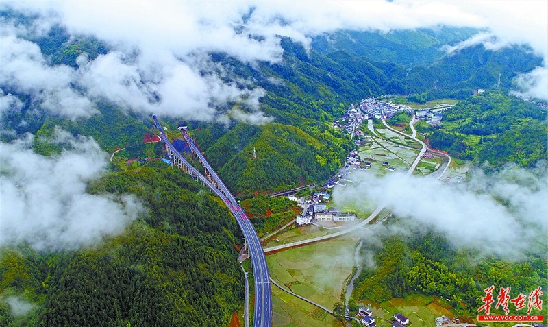 新华湖南 6月2日,雨后的桂东县四都镇