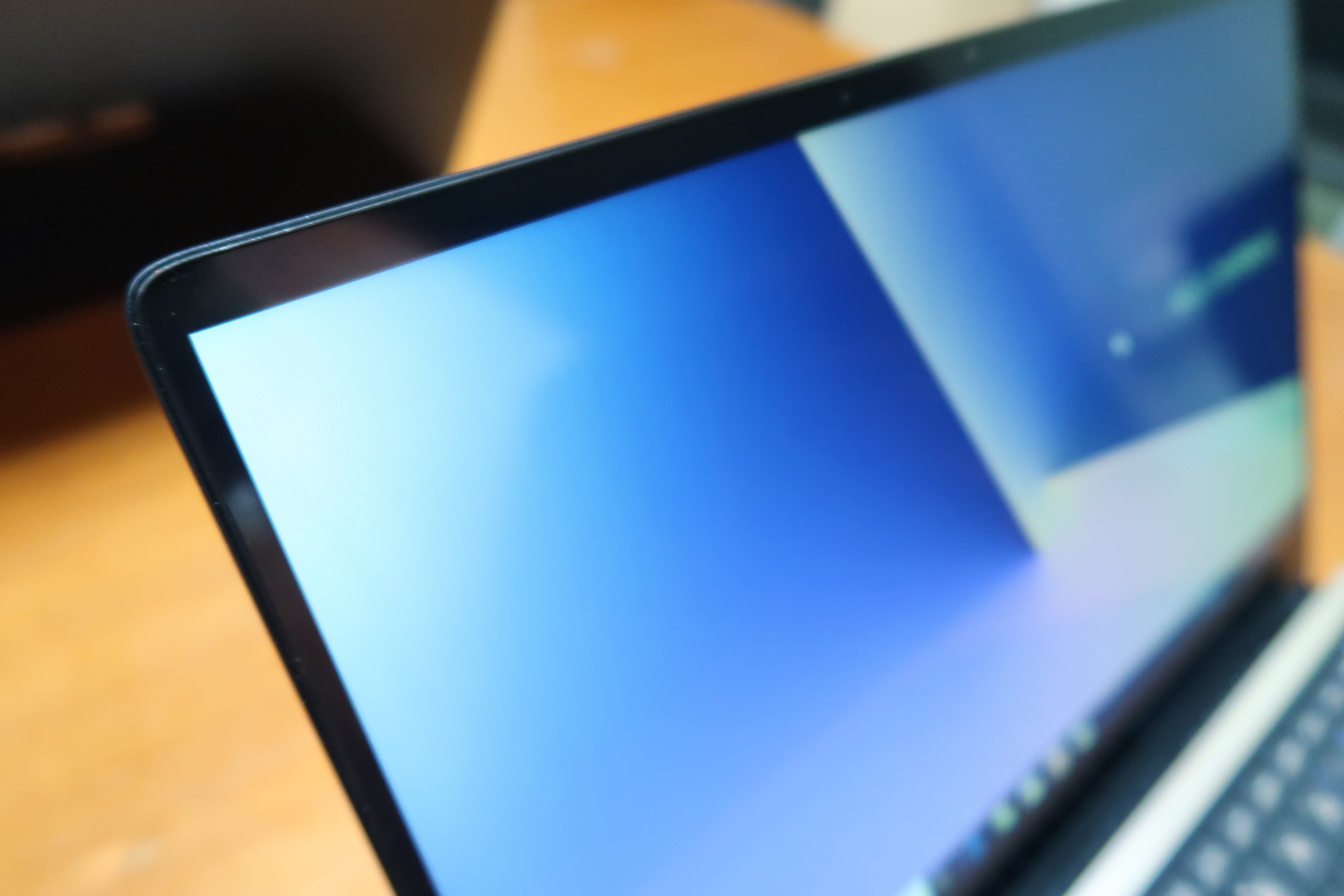 华硕灵耀X Pro上手体验：多一块屏幕 能否逆袭MacBook Pro？