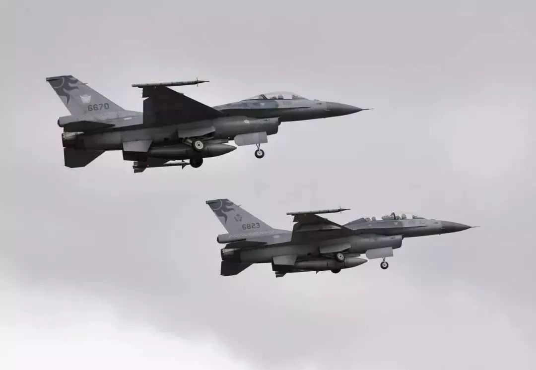 波兰队出征卡塔尔两架F16战机护航的简单介绍