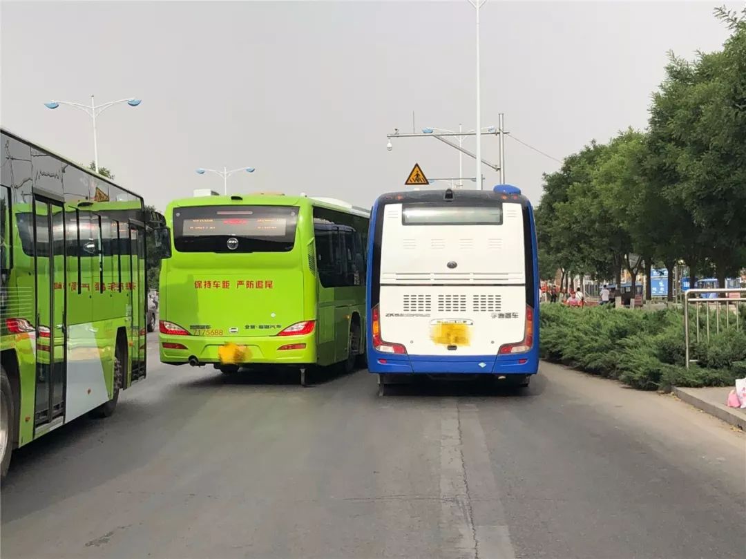 記者趕到位於順平路平谷方向的河北村車站看到,一輛八方達公交車斜著