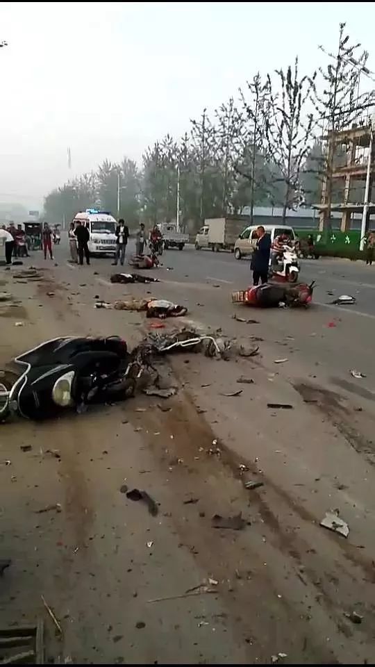 一货车(渣土车)与多辆电动车发生碰撞,阜阳市颍泉区g105国道阜太路段