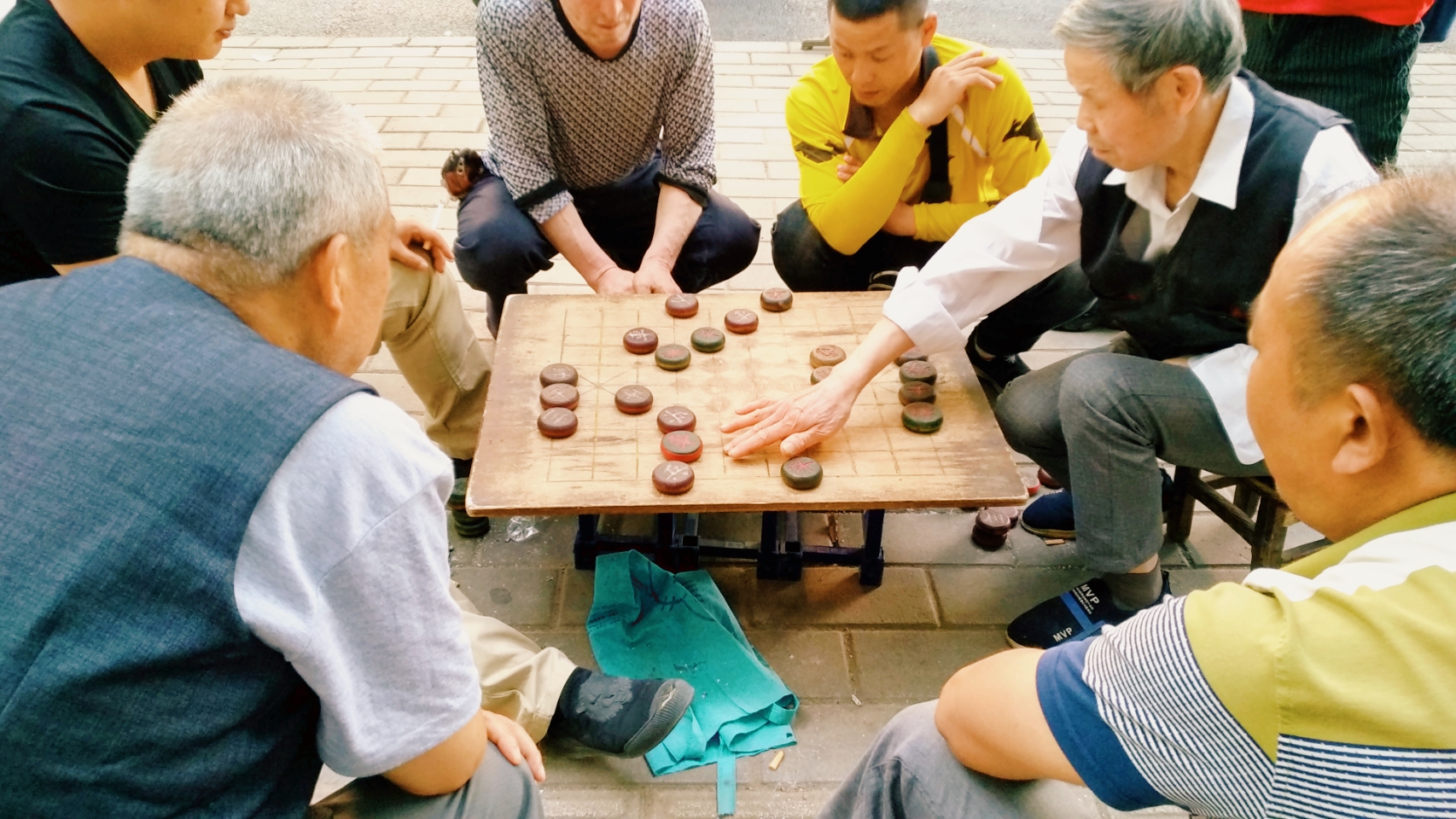 老人围在一起下棋