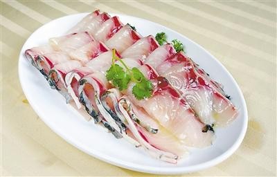 生魚片主要以鯛魚,鮃魚,鰈魚,鱸魚為材料,這些魚肉都是白色的