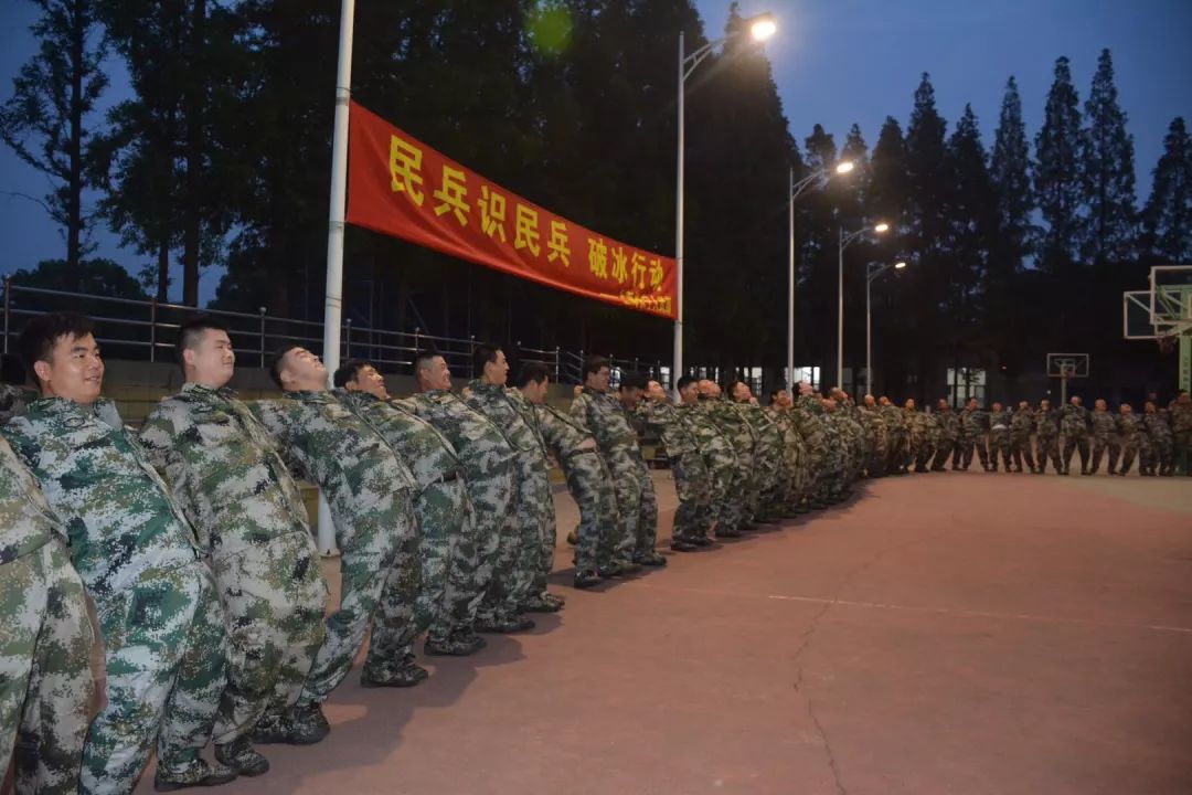 6月4日傍晚 上海市长宁区10个街道镇的120名民兵干部骨干在南京路上