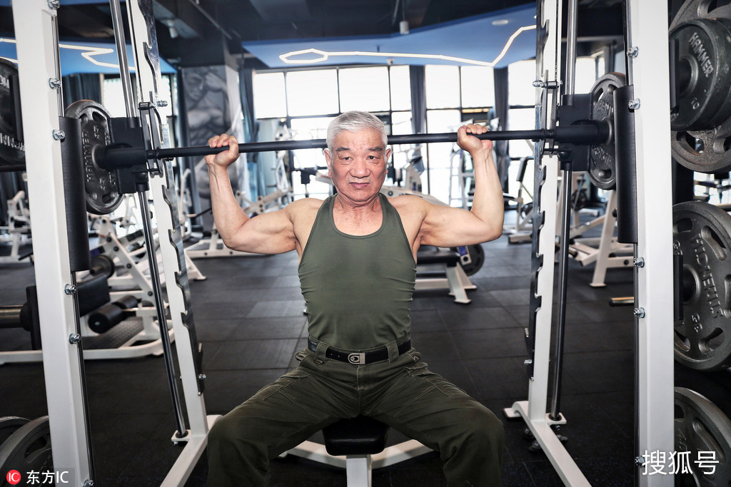 81岁老人健身60年能推举100公斤身体倍儿棒