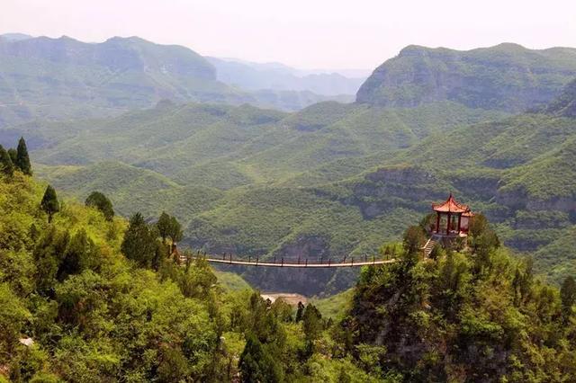 山頂建有聖翁寺,山前柏樹成林,山後白松掛壁,環境優美.