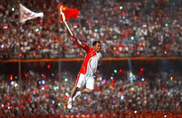 直到2008年奥运会看到李宁本人穿着lining的鞋子最终点燃圣火的瞬间