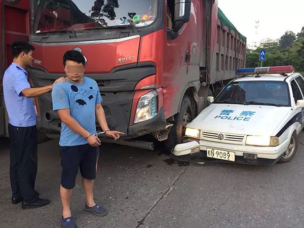 广西四台大货车组队冲卡,连警车都敢撞.有三车仍在追捕中!