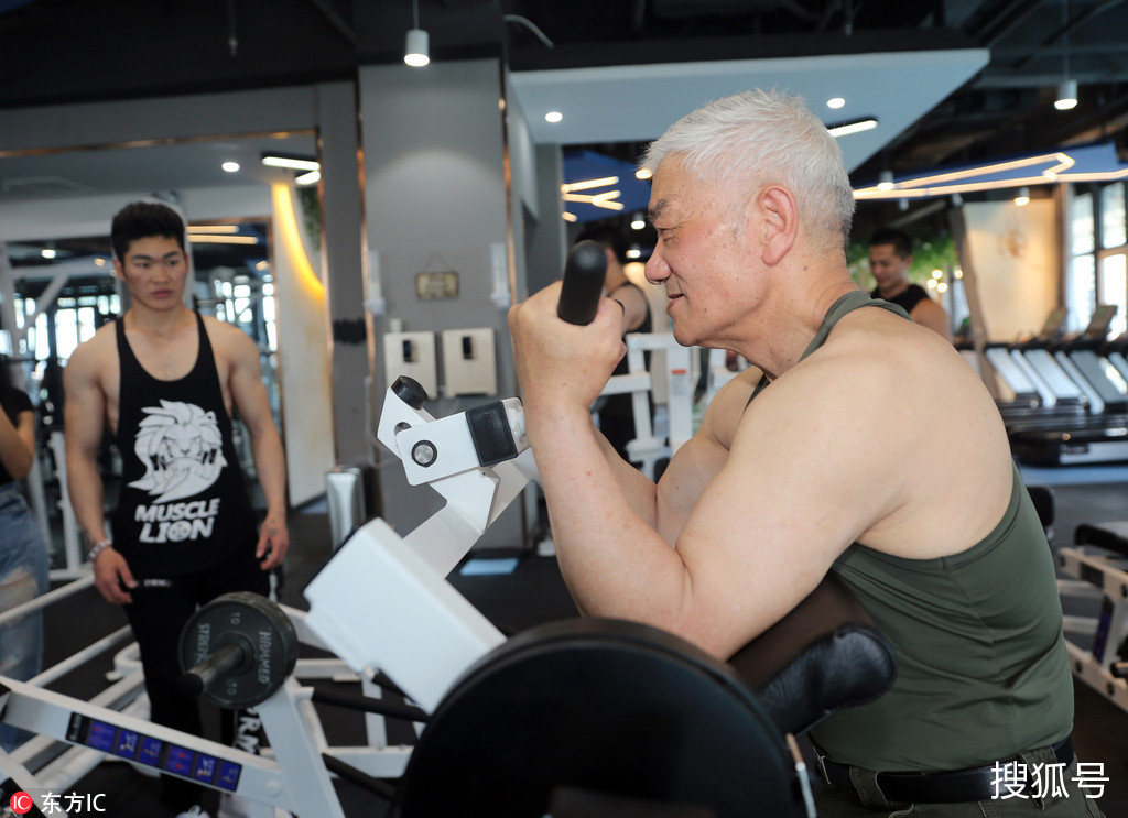 81岁老人健身60年能推举100公斤身体倍儿棒