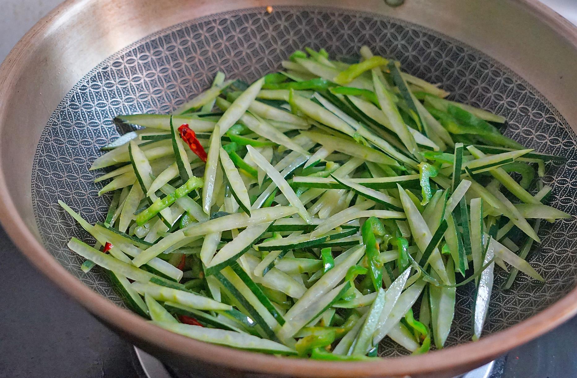 冬瓜皮不要再扔了教你這樣簡單炒一炒好吃還不用擔心會長肉