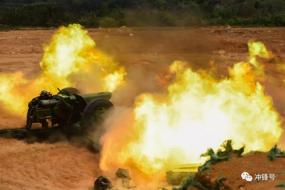 中国军人模拟真实战场炮火连天紧张到心跳加速