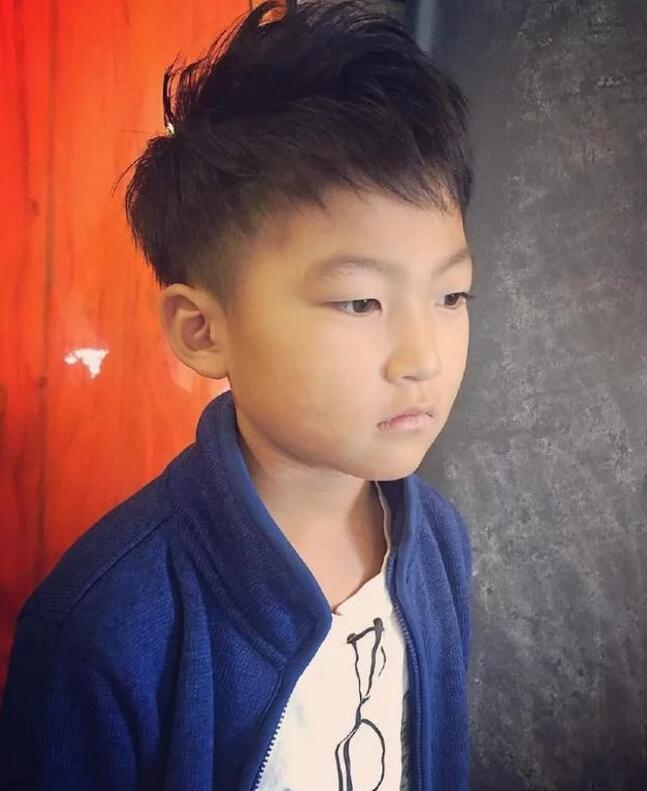 小男孩发型斜刘海图片