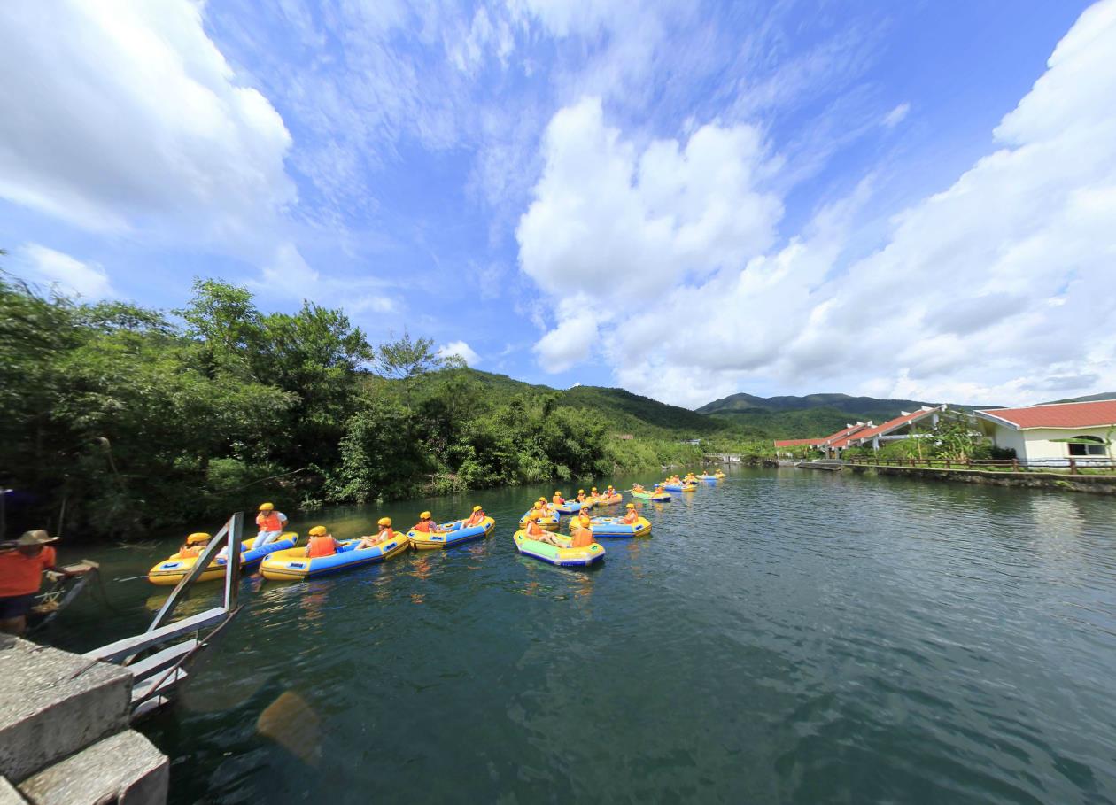 东兴市屏峰雨林公园,享受泛舟观景的意境,体验挑战激流的刺激