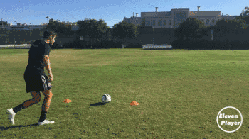 足球技能如何使用正脚面踢出快速的贴地长传球