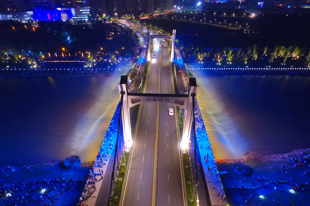 2018年6月4日,夜幕降臨,南京市江寧區的小龍灣橋景觀燈亮起,橋身兩側