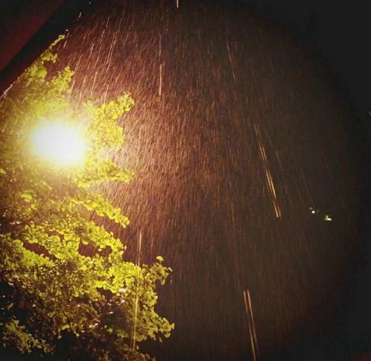 黑夜淋雨图片图片