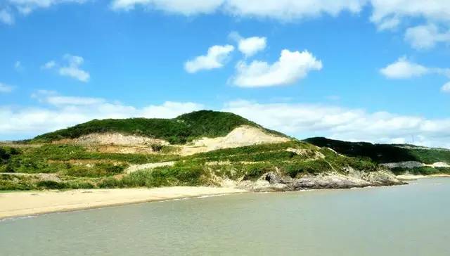 六橫島除了壯麗的海山風光,島上還有不少人文景觀,特別是各島嶼山石和