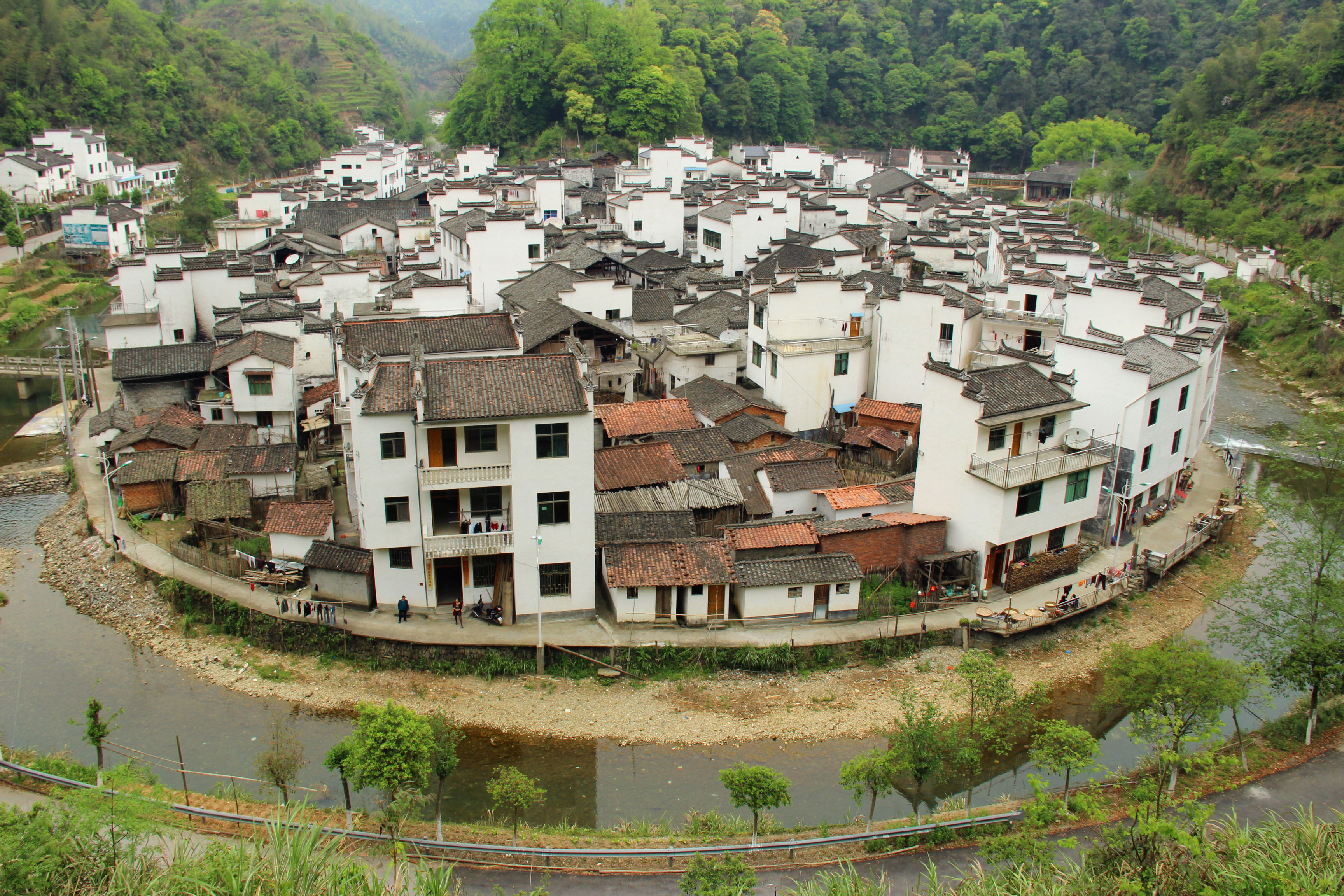 站在村对面半山腰上,整个村庄水环山绕呈圆形,美景尽收眼底.