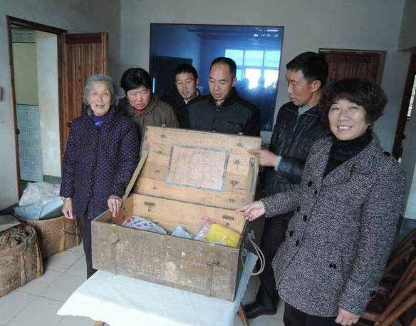 (圖:鍾偉將軍的兒媳和孫子孫女,那口箱子是鍾偉唯一的遺產)