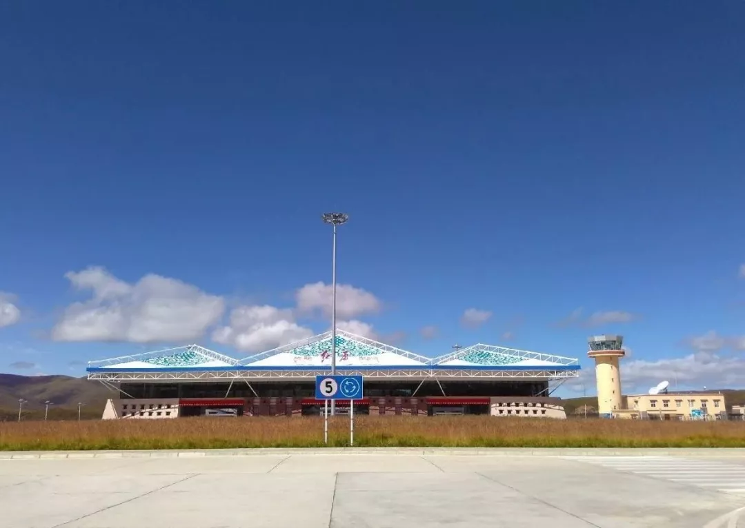 是阿坝州的首个机场,距九寨沟88公里,距黄龙43公里