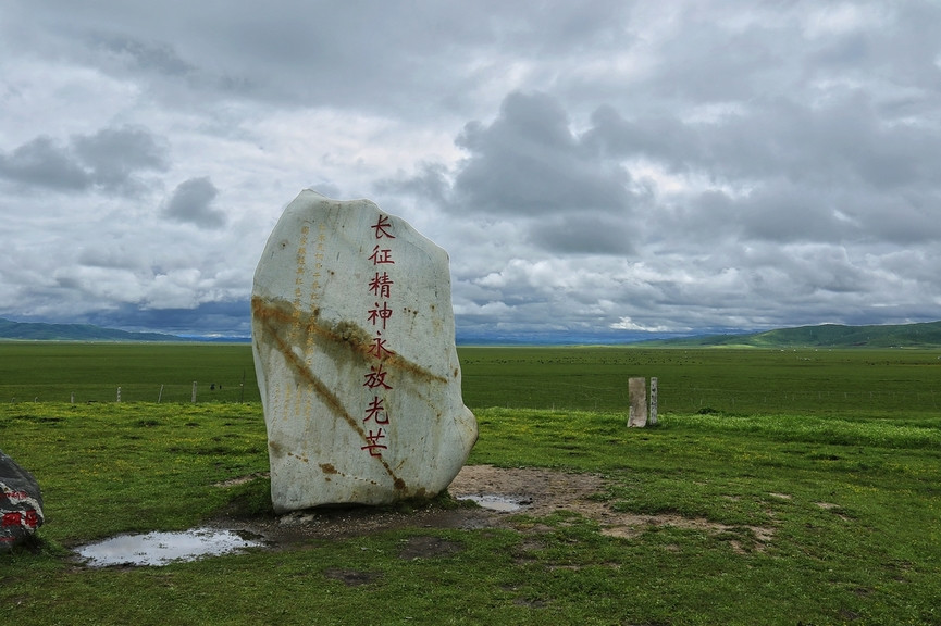 川西北这片草原,曾有一万多红军战士长眠于此,如今成了旅游胜地