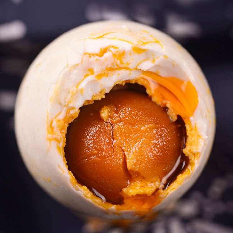 高邮咸鸭蛋是江苏省高邮地区的汉族传统名菜,江苏高邮一带所饲养的