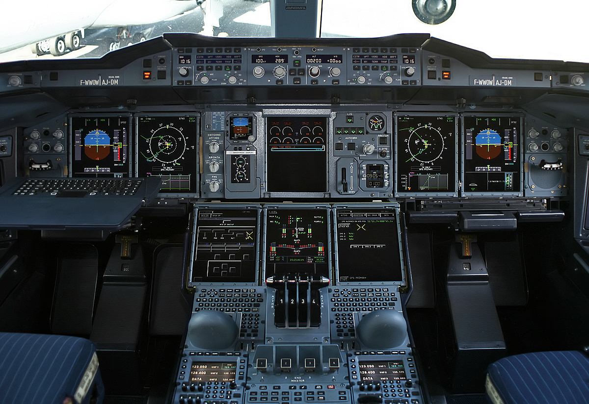 走进空客a380驾驶舱:键盘 操作杆,机长你在打游戏吗?