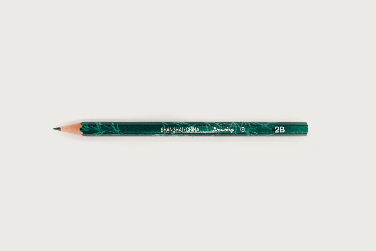 有80年代考生为了纪念过去的时光,特地保存下高考时用的那一支铅笔