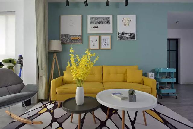连接着玄关墙上柠檬黄与客厅的沙发颜色相呼应,感觉是一个整体的搭配