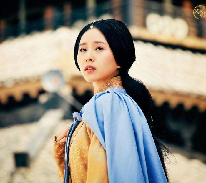 而这部剧中她饰演的是秦湘备受皇帝宠爱的夫人,其原型是汉武帝的李