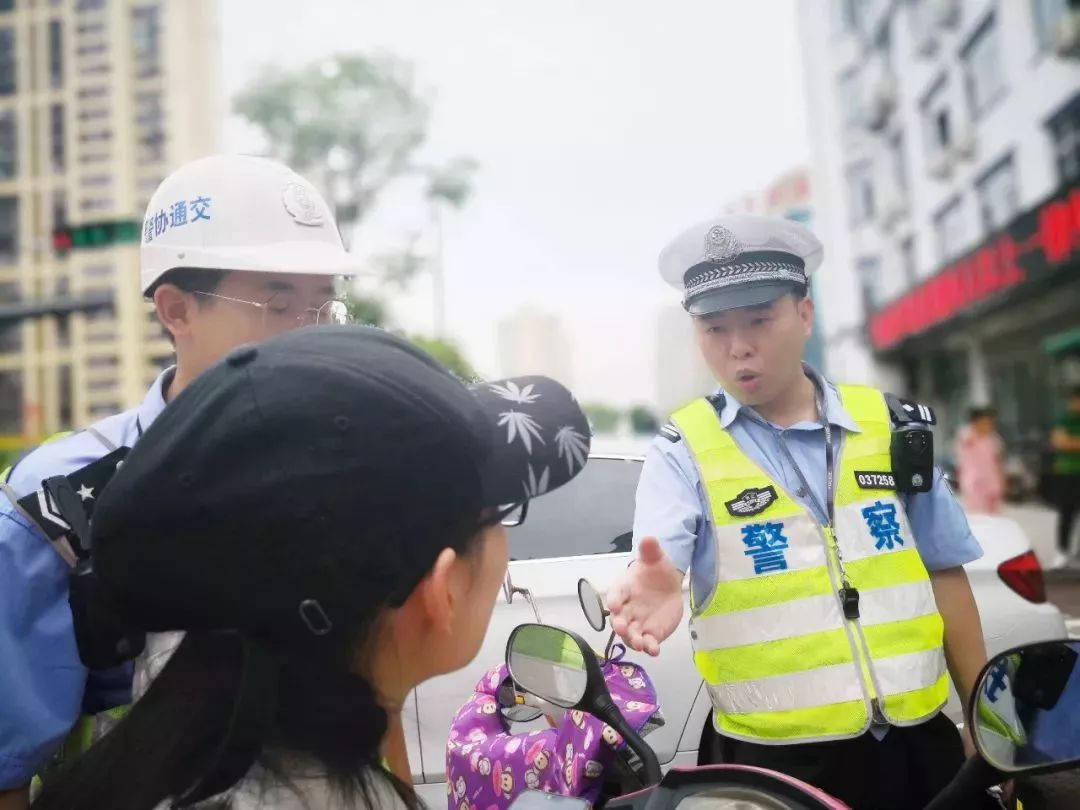 繼續交警蜀黍為主動佩戴頭盔的駕駛人點贊交警蜀黍不禁豎起了大拇指!