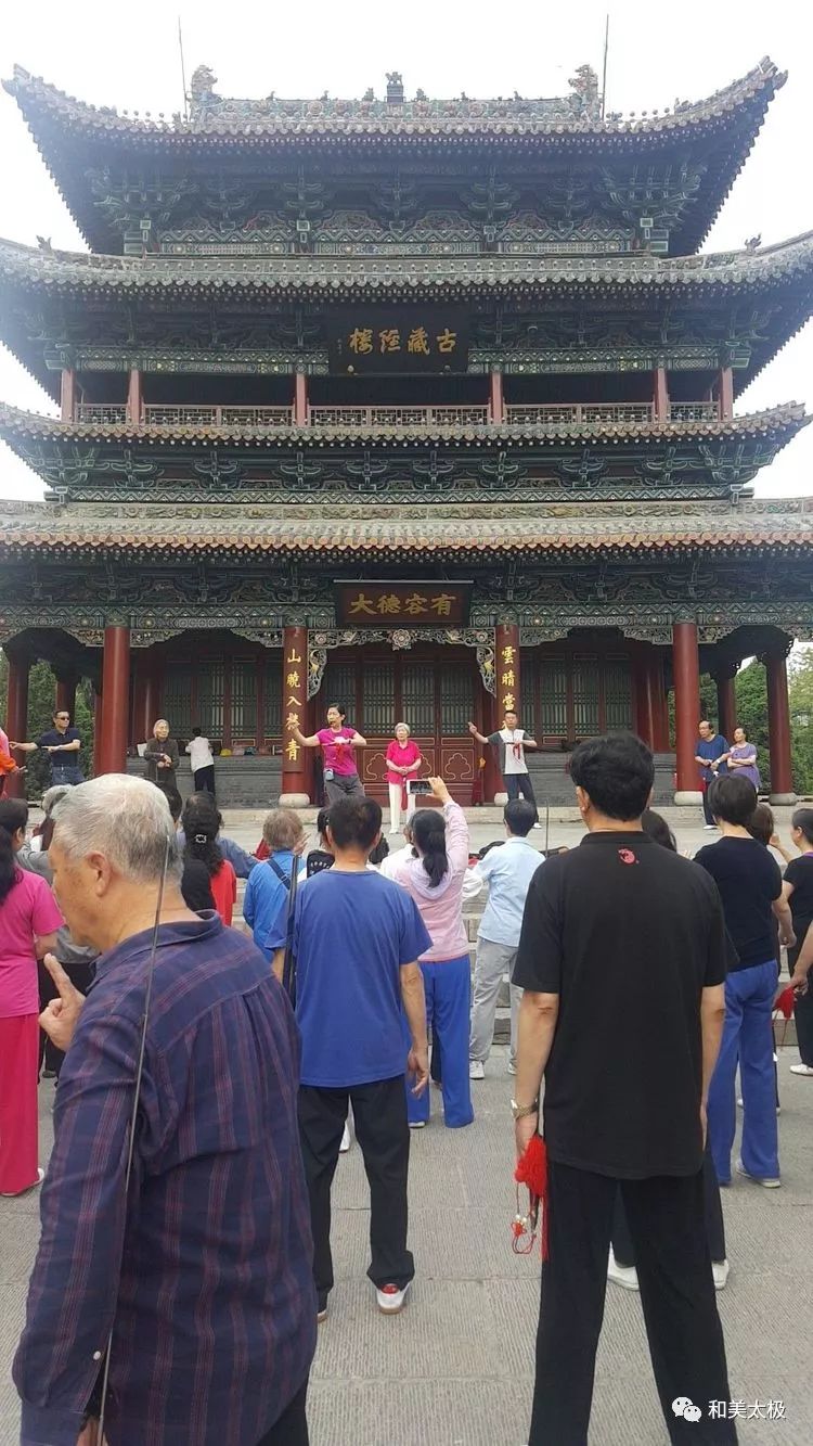 6月2日,美好的週日,清爽怡人的晨曦,迎澤公園藏經樓前眾多楊氏太極拳