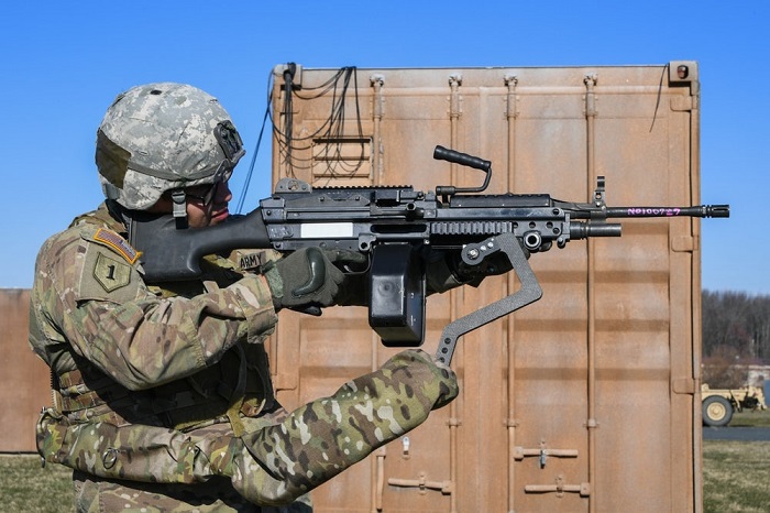 陆军中士 michael zamora 演示托住 18 磅 m249 枪械的第三臂原型