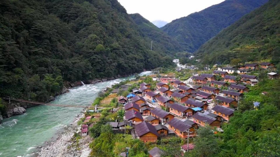 再往前走可以到西藏,而往独龙江下游走可以去巴坡村,再继续往前走可以