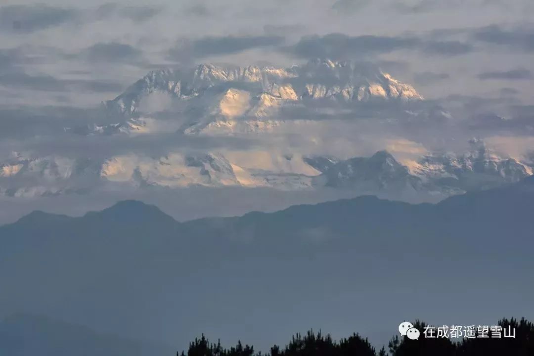 闪耀的峰顶披上新娘洁白的头纱 摄影@柳絮 至今无人登峰的蛇海子山