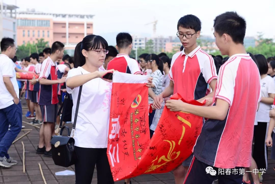 杨耀邦老师代表全体高三教师向高三学子们送上诚挚的祝福,希望他们以