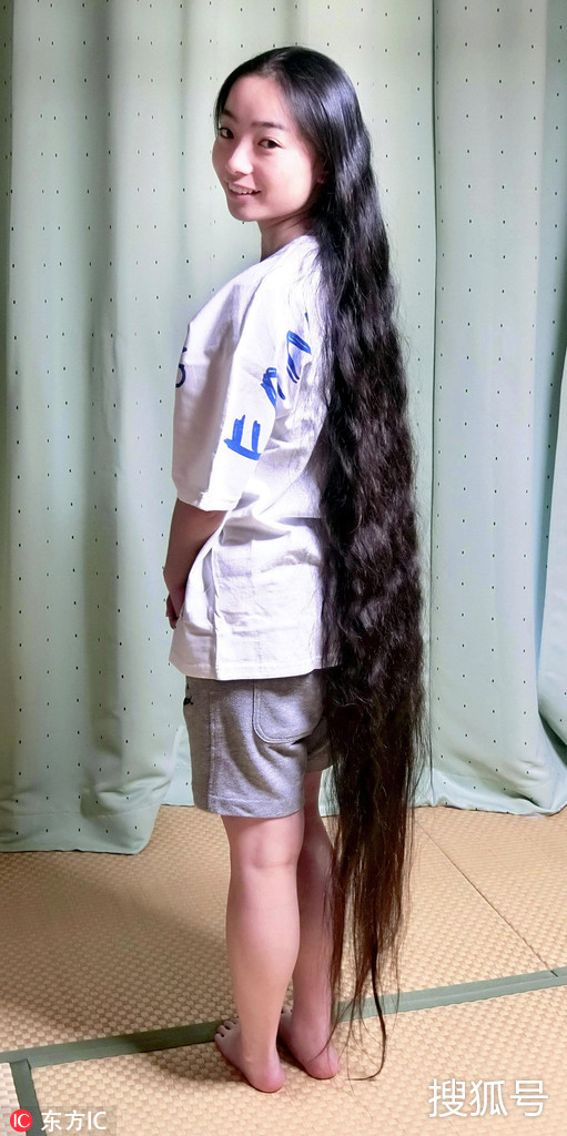 18岁女生头发长1555厘米破世界纪录,出生后从未剪过头发