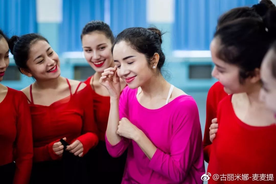 新疆艺术学院课堂跳舞姑娘的气质就是不一样
