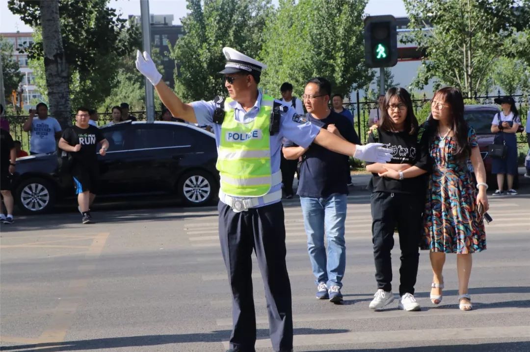 顺义交通支队交警在考点外指挥交通