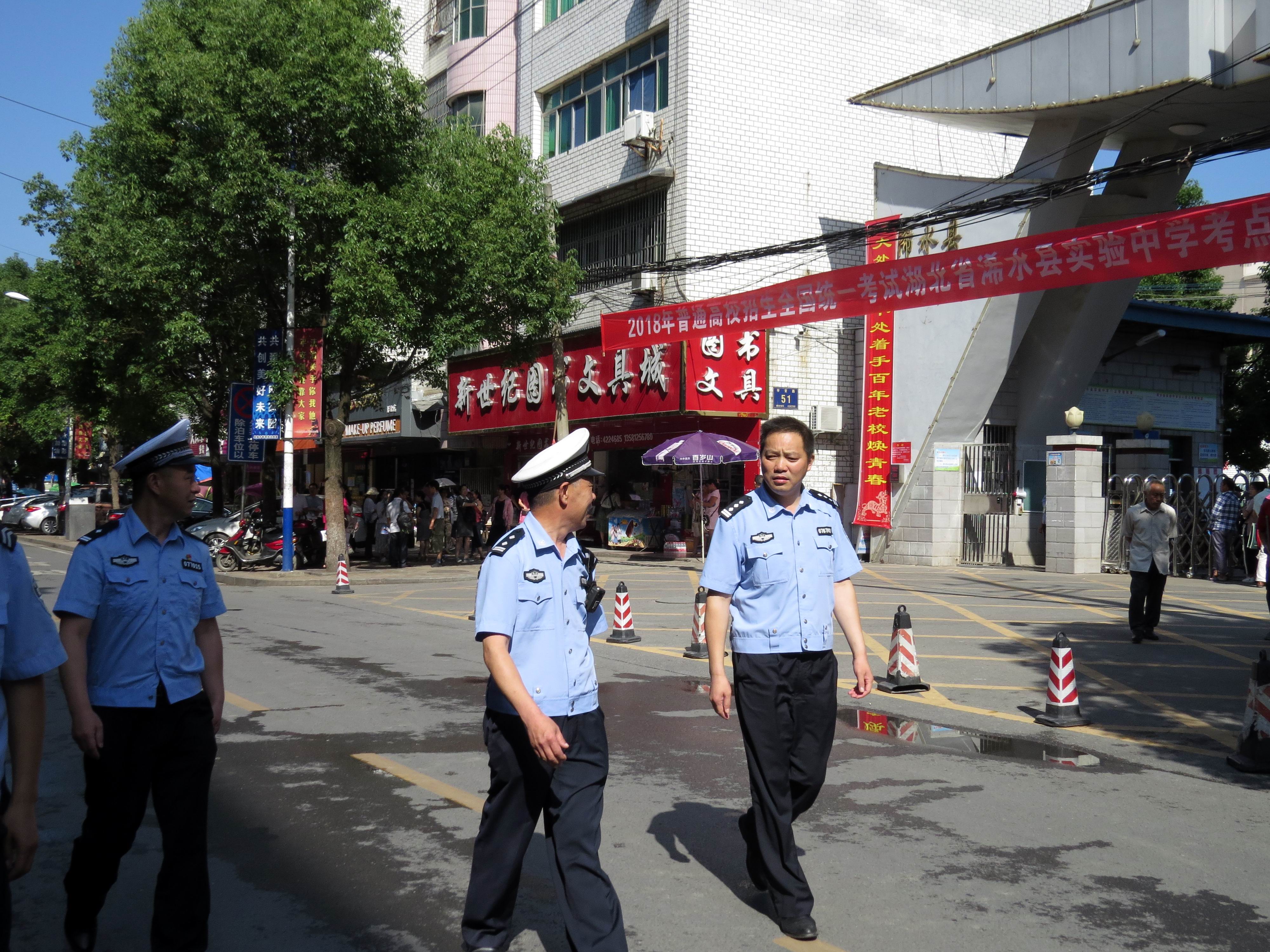 又是一年高考时 浠水交警不让一名考生因交通影响考试