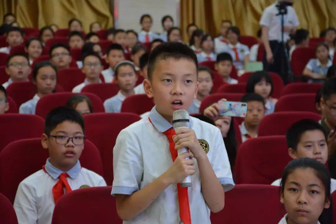 超过1000本课外书籍从四川师范大学附属圣菲小学的孩子们手中汇聚起来