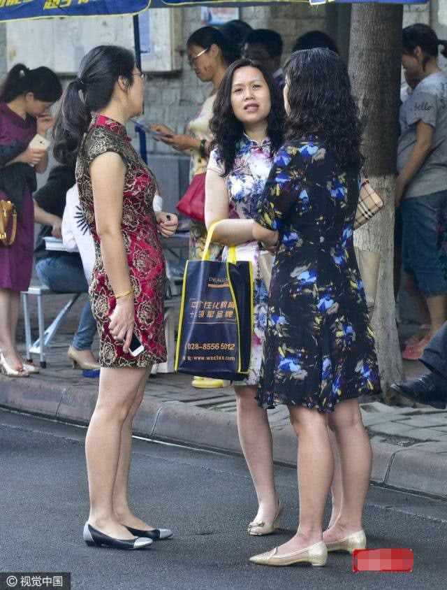 中国妈妈穿旗袍送孩子高考街边全是腿开衩越高越吉利