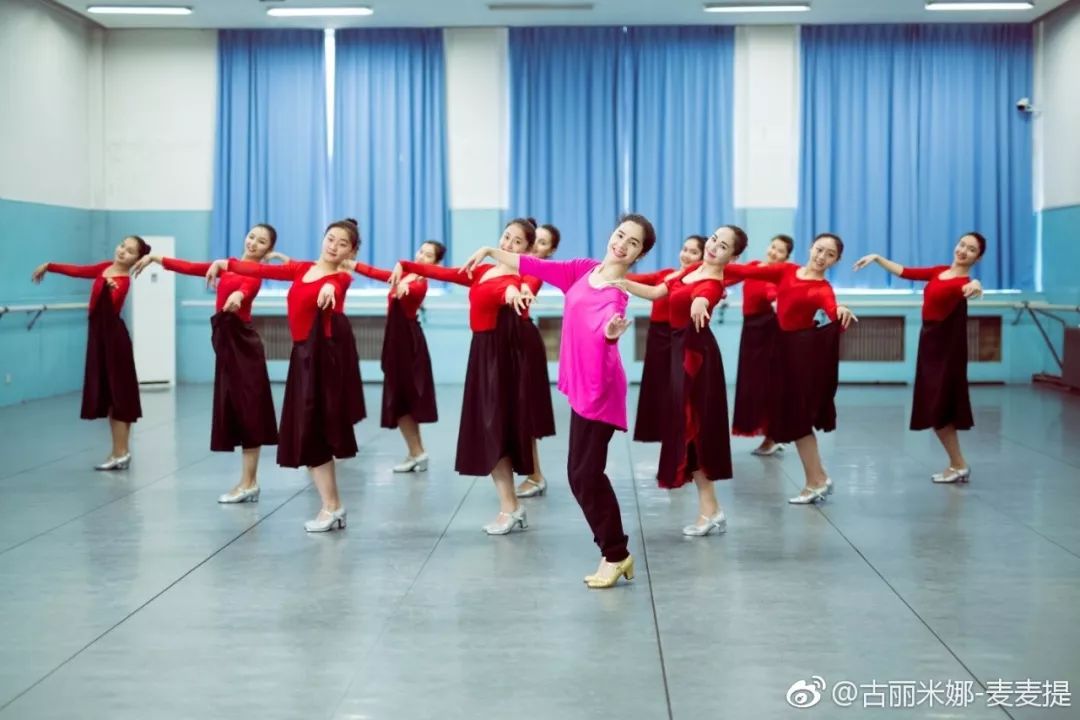 新疆艺术学院课堂跳舞姑娘的气质就是不一样