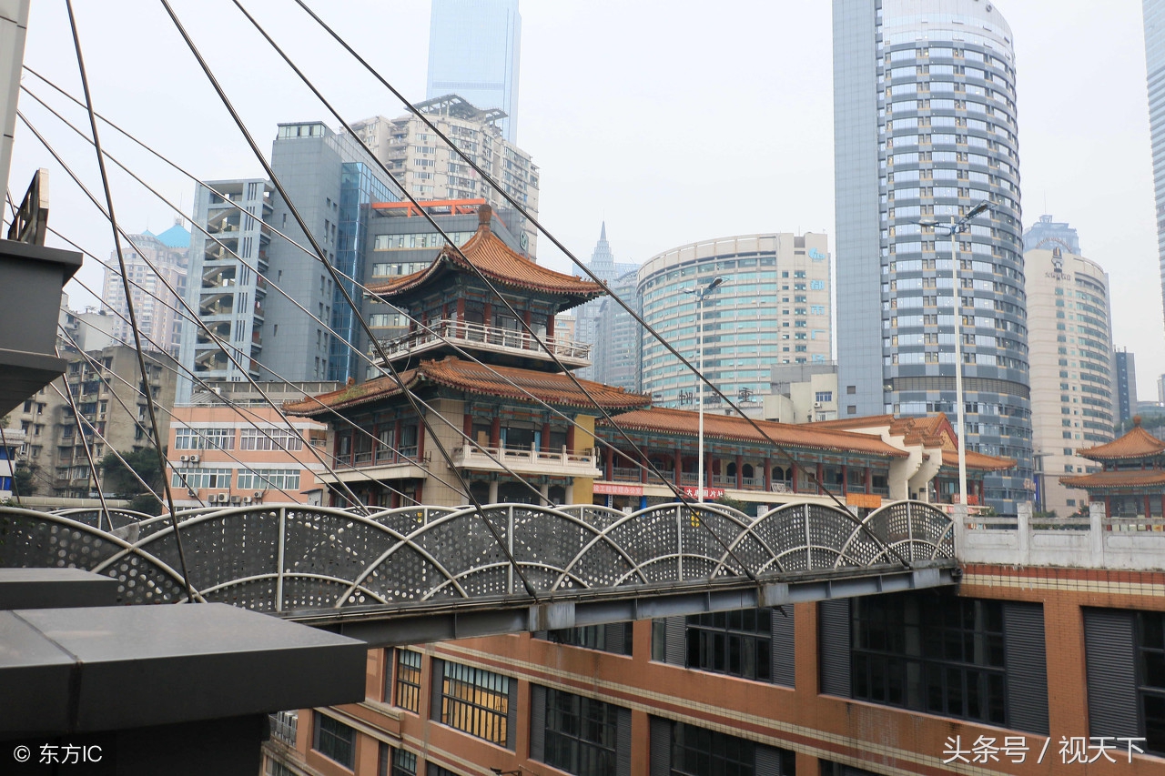 重庆22层楼上架起2座斜拉悬空天桥,离地685米,专供白领通行