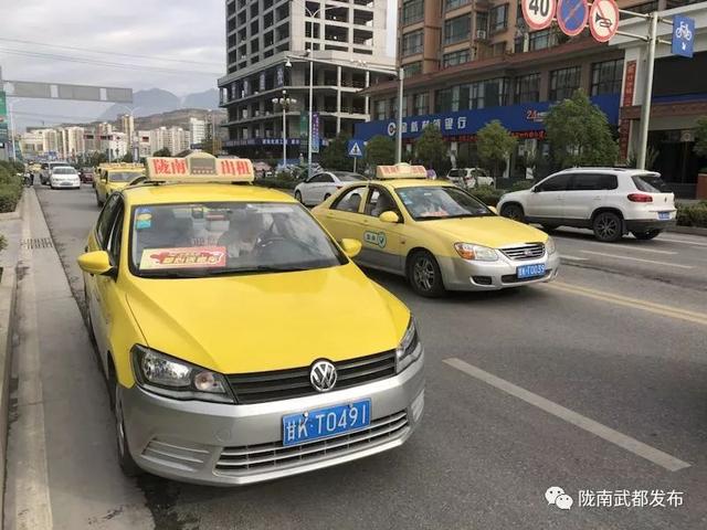 在陇南武都,同样有一批人,默默地为所有考生服务,他们让这座城市沸腾