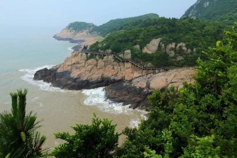 成桃花纹,斑斑点点,故石称"桃花石,山称"桃花山,岛称"桃花岛"