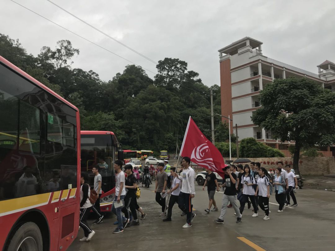 交警出動無人機護航,美女老師集體穿紅旗袍送考,網友紛紛蹭高考熱點 |